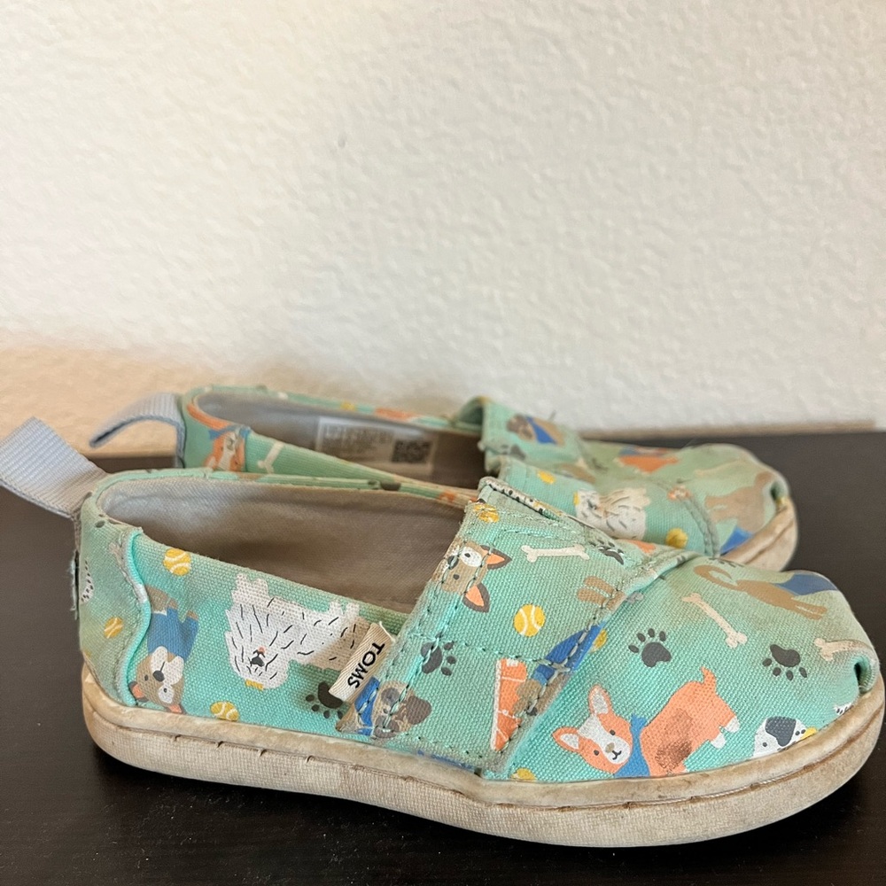 TOMS Kids Slip-On Sneakers in Mint Green with Dog Print